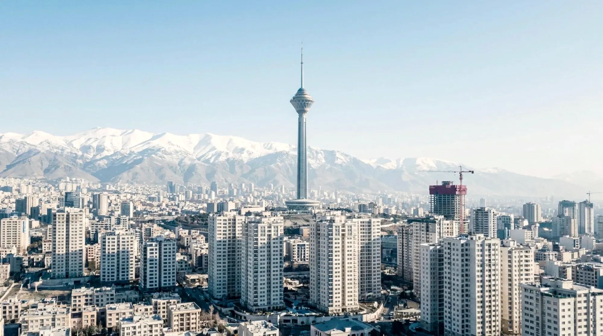 نمای شهر تهران با برج میلاد و کوه‌های البرز