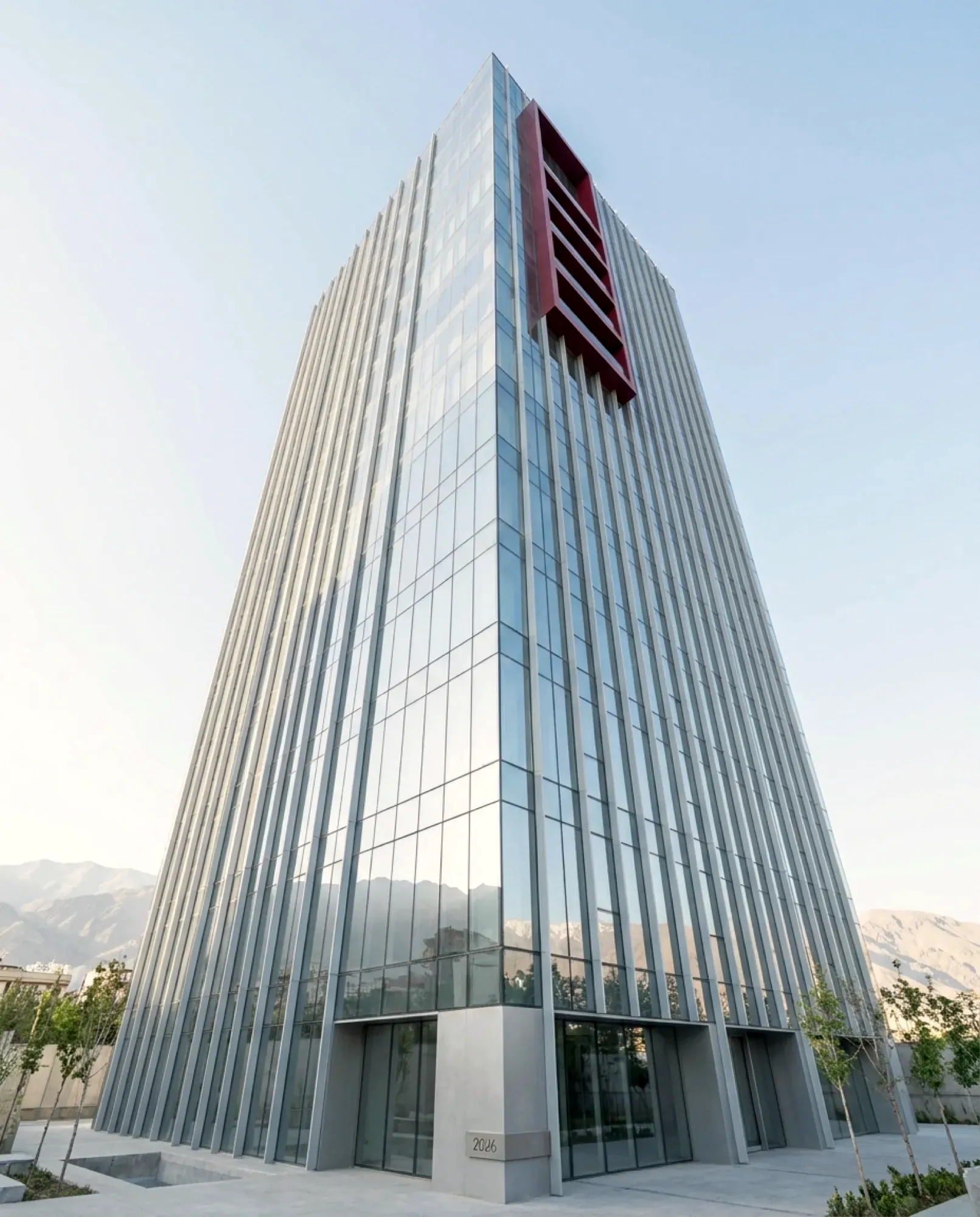 برج مسکونی در حال ساخت در روز